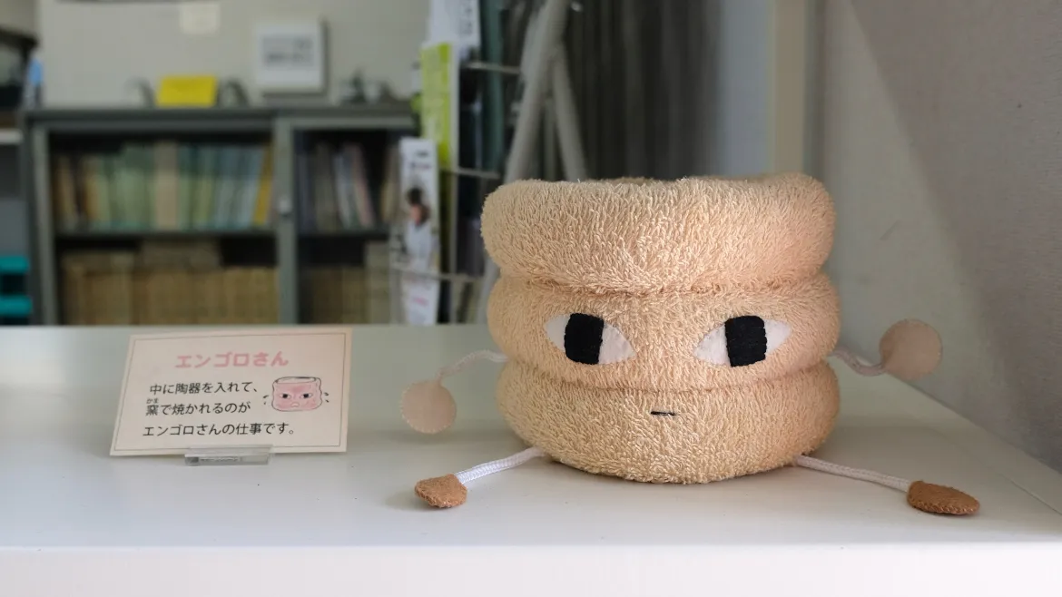 街でたたずむ置物　ぬいぐるみ